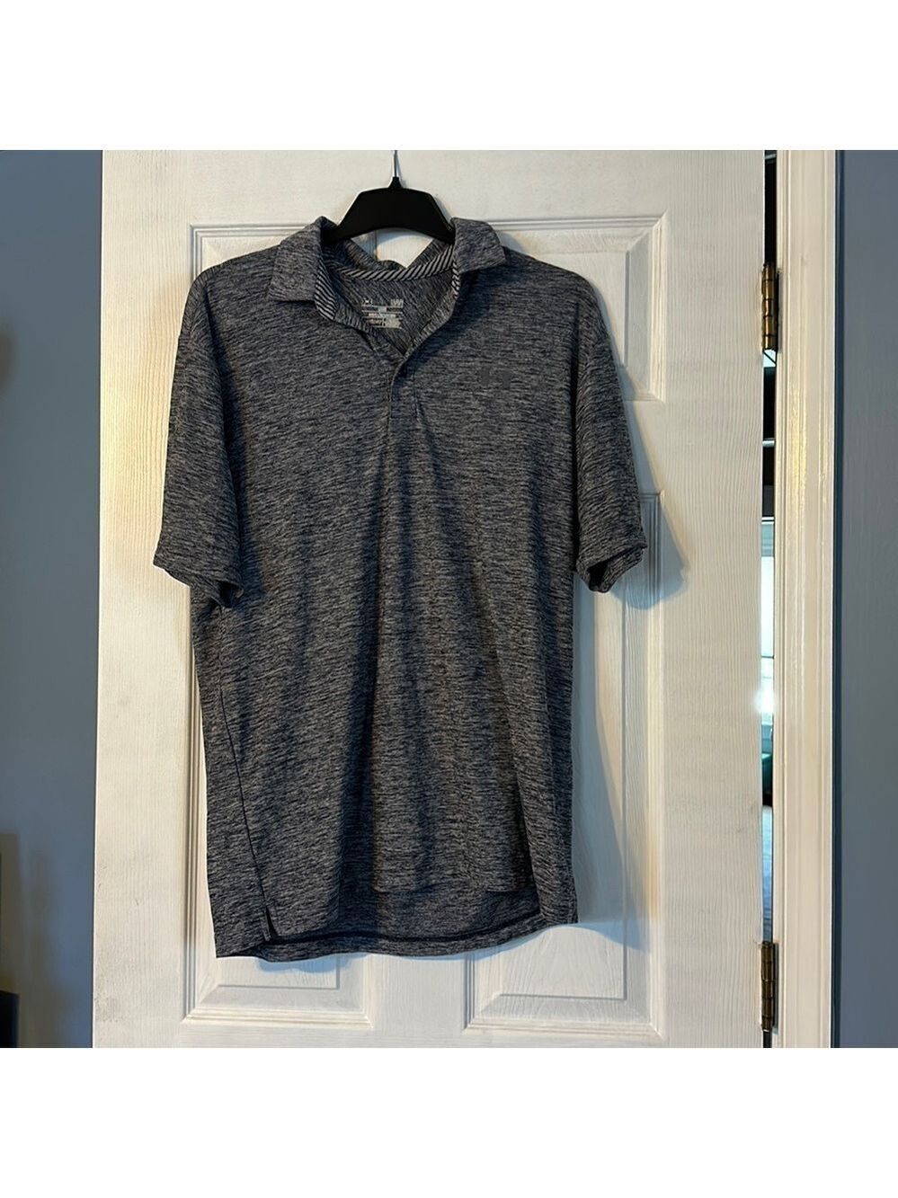 UNDER Armour men’s heat gear polo; size large